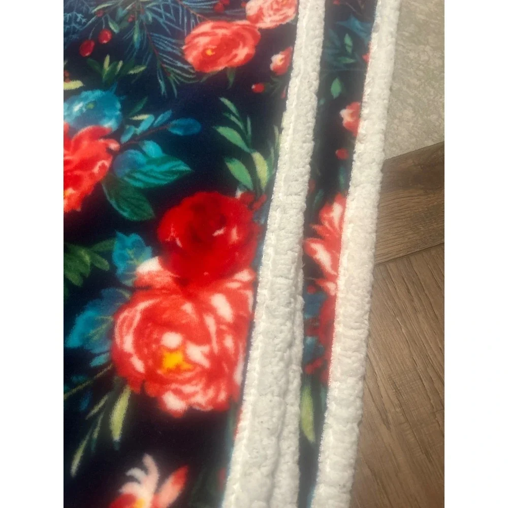 The Pioneer Woman Holiday Floral Velvet Plush Throw Navy Red Rose Sherpa Blanket